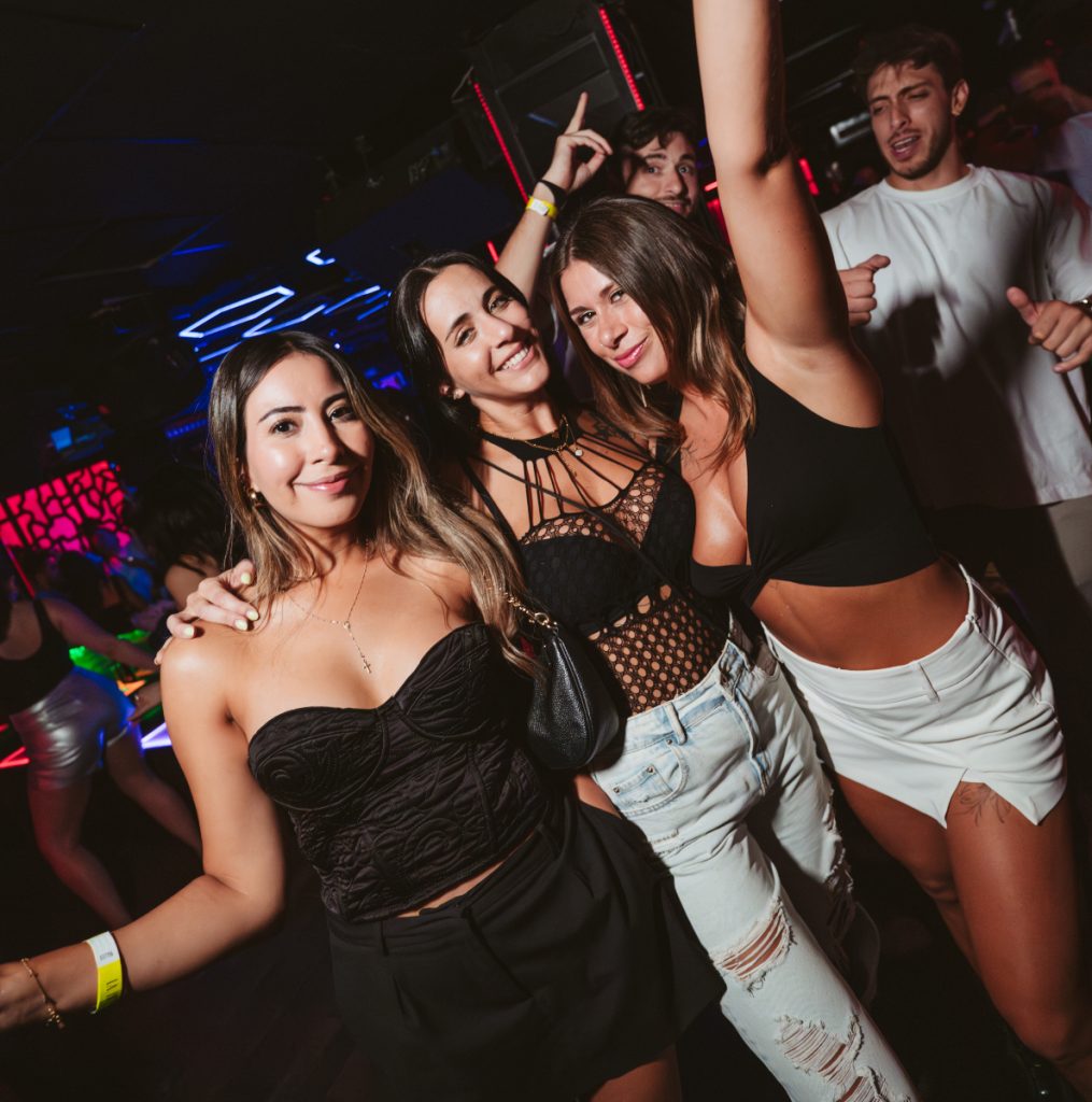 chicas bailando en la fira casanova