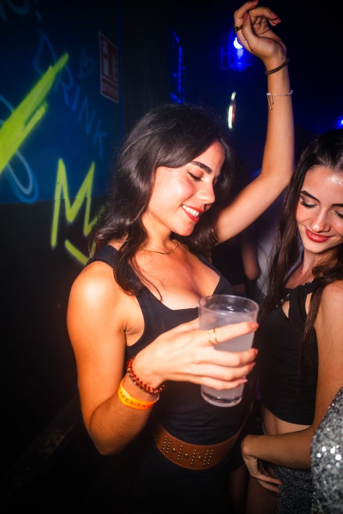girls dancing at otto zutz