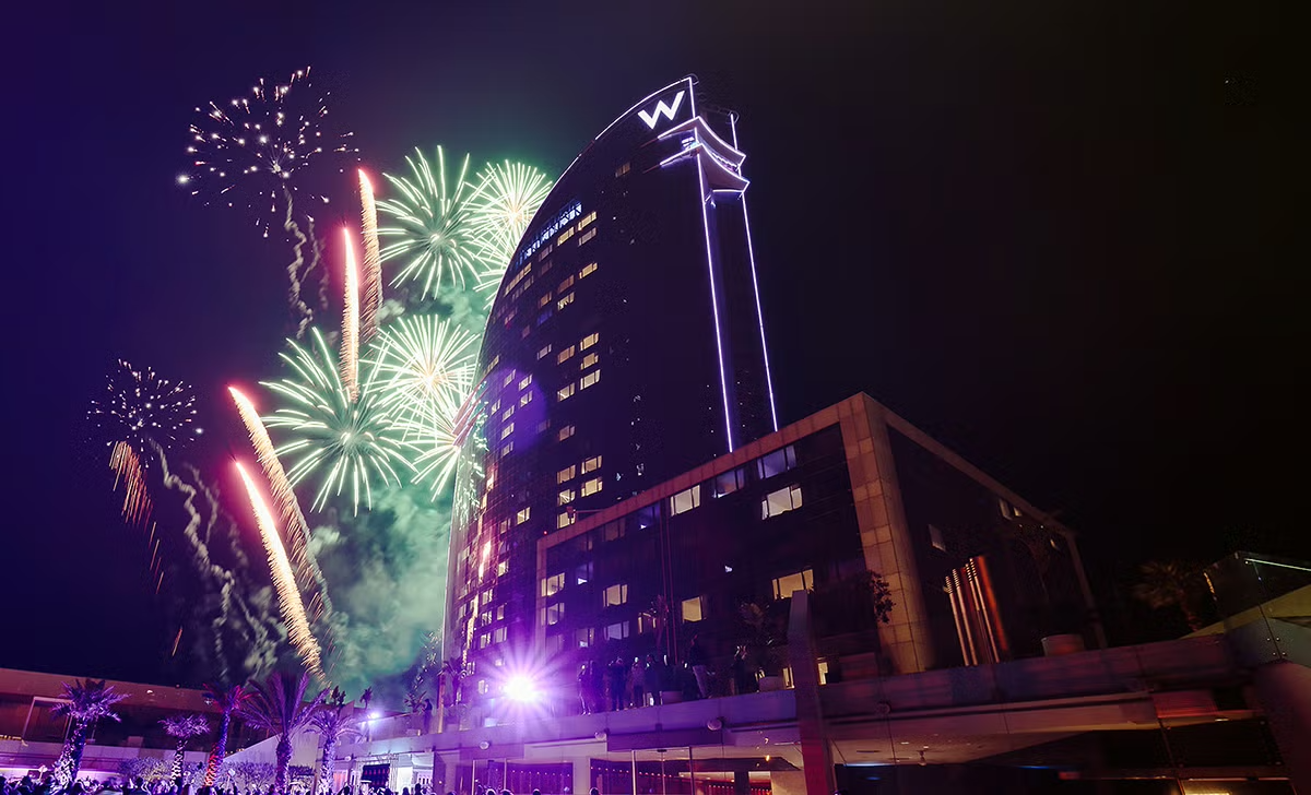 Luces de club y skyline de Barcelona — Fin de Año 2026 Nightlife Barcelona